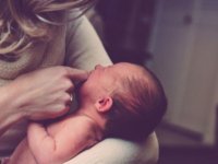 Anne sütü internete düştü; Satıyorlar ama çok tehlikeli