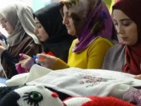 Üniversiteli öğrencileri güvenlik güçleri için atkı ve bere ördü