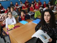 Görme engelli Zeynep öğretmen öğrencilerine ışık oluyor