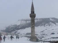 Baraj suları çekilince görünen eski köy fotoğrafçıların ilgi odağı oldu