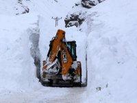 Karadeniz’de ekiplerin zorlu kar mücadelesi