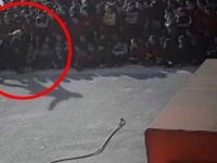 Okul müdürü öğrencinin yüzüne tekme attı!