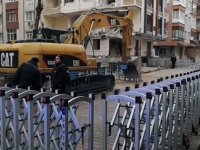 Bahçelievler'de çöken binanın çevresinde güvenlik önlemleri devam ediyor
