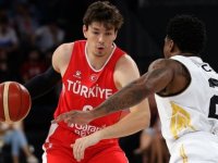 Cedi Osman'dan 'evde kal' çağrısına uyan 5 kişiye imzalı milli forma