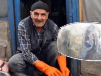 Koronavirüse dikkat çekmek için bakırdan maske yaptı