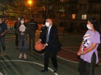 Gençlerle basketbol oynadı - 12 dev adama taş çıkardı