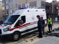 Ambulansın yaralıya ulaşması için kepçeyle yol açıldı
