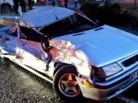 Kamyon ile otomobil kavşakta çarpıştı: 2 yaralı