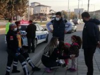 Kazada korkan kız kardeşleri, sağlık ekibi sakinleştirdi
