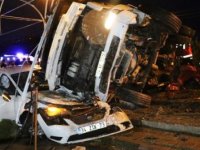 Freni patlayan kamyon 2 otomobilin üzerine devrildi: 1 ölü, 4 yaralı