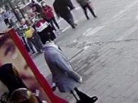 Kaldırımda anneannesini bekleyen Dilek'e yumruklu saldırı kamerada
