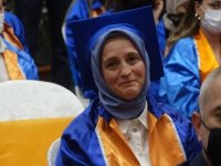 52 yaşında üniversiteyi birincilikle bitirdi