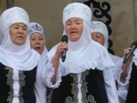 80'li yaşlardaki ninelerden oluşan "Nineler Şanırağı" adlı korosu