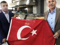 İş yeri açana ruhsatı da bayrağı da Belediye Başkanı getiriyor