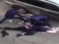 Önce darp edip sonra yere savrulan paraları yağmaladılar