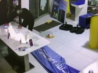 Aynı kişiye ait iki cep telefonu mağazasını 20 dakika arayla soydular