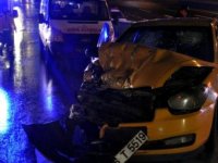 Taksi belediye temizlik aracına çarptı: 1'i ağır 3 yaralı