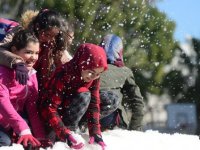 Antalya'da 18 derecede kar topu oynadılar