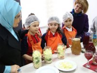 Emine Erdoğan, öğrencilerle kurabiye yaptı
