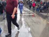 Karanfil Sokak kaldırımları bir türlü onarılamıyor