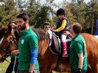 Engellerini 'dört nala' aşıyorlar