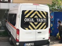 Freni boşalan servis minibüsü dükkana daldı