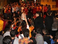 Galatasaraylı ve Beşiktaşlı taraftarlar arasında arbede
