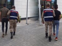 Hırsızlık yaparken yakalandı, üzerinden sahte kimlik çıktı