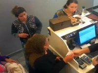 Arsız hırsızlar suçüstü yakalanınca soyunma tehdidinde bulundu