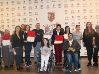 Engelli öğrencilerin annelerine diploma