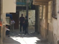 Ablasının evinde gördüğü kişiyi tüfekle vurdu