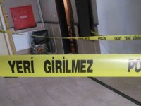 Eşi ve kızını tabancayla öldürüp, polise teslim oldu