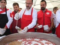 Bakan Kasapoğlu aşure dağıttı