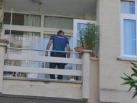 Oğlu yaptığı menemeni beğenmeyen anne, balkondan atladı