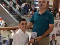 Tek parmağıyla yazdığı üçüncü kitabını imzaladı