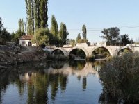 Antik kentteki Roma duvarları gün ışığına çıkarılıyor
