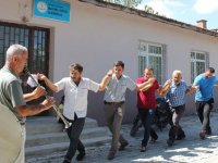 İnternete kavuşan köylüler kutlama yaptı