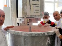 Meslek lisesi öğrencileri boya imalatıyla üretime katkı sağlıyor