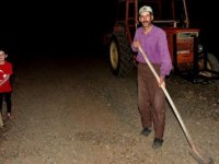 Kızı rahatça okula gitsin diye yol yapan babaya Haluk Levent el uzattı