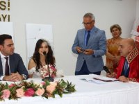 Keçiören Belediyesi nikâhlarda çiftlere meyve suyu ve pasta ikramı da yapıyor