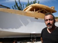 Ersel usta lüks tekneyi mobilya atölyesinde yapıyor