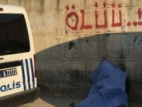 'Ölü' yazılı duvarda ölü bulundu