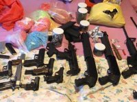 Ev ile aracında çok sayıda silah ve uyuşturucuyla yakalandı