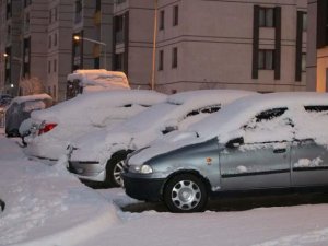 Yüksekova'da kar yağışı; 10 köy ile 20 mezra yolu kapandı
