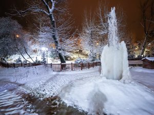 Ankara'nın simgelerinden Kuğulu Park beyaza büründü