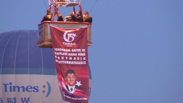 Türk bayrakları ve Ömer Halisdemir posteriyle havalandılar galerisi resim 4