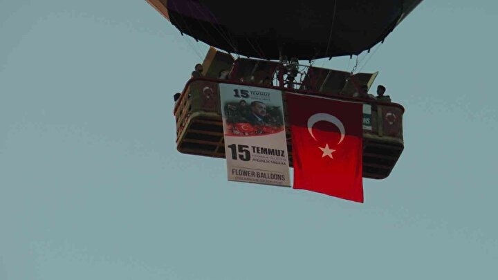 Türk bayrakları ve Ömer Halisdemir posteriyle havalandılar galerisi resim 6