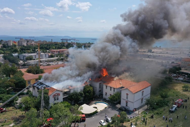 İstanbul'da Balıklı Rum Hastanesi'nde yangın çıktı galerisi resim 11
