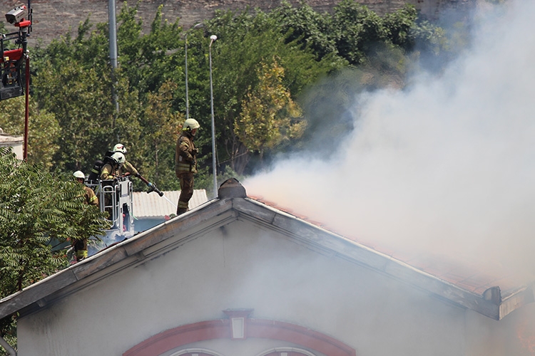 İstanbul'da Balıklı Rum Hastanesi'nde yangın çıktı galerisi resim 3