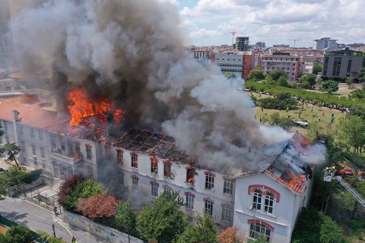 İstanbul'da Balıklı Rum Hastanesi'nde yangın çıktı galerisi resim 6
